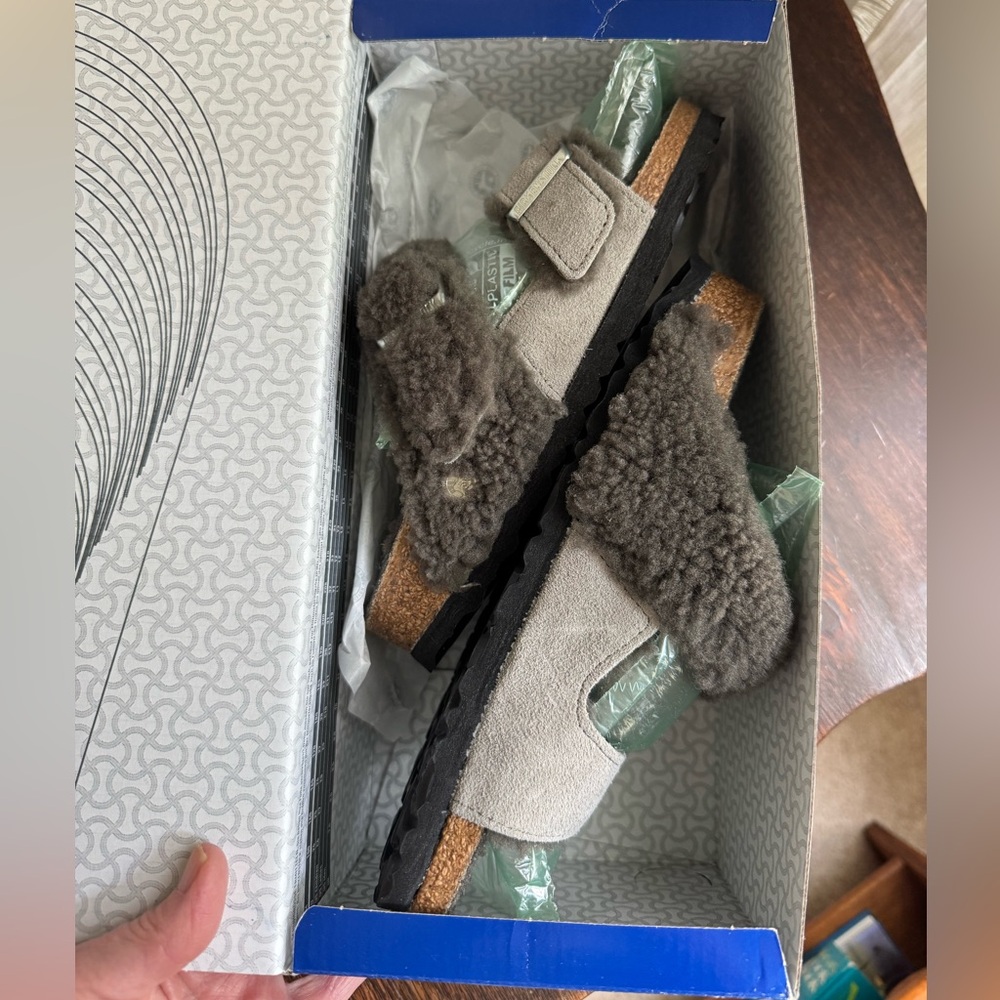 Birkenstock Arizona Split Teddy Rivet Logo. Size 36 (US 5.0). Very gently used. - Picture 6 of 12